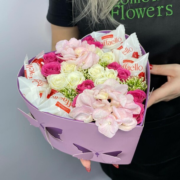 Нежная композиция с гортензией, артикул F1258156 - 2718 рублей, доставка по городу. Flawery - доставка цветов