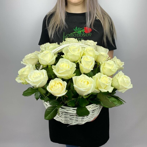 Корзина из белоснежных роз, артикул F1258170 - 9000 рублей, доставка по городу. Flawery - доставка цветов