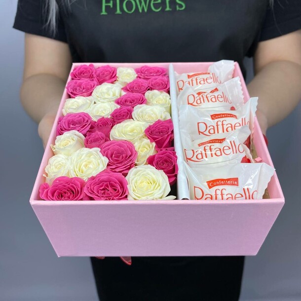 Мини коробочка с цветами и рафаэлло, артикул F1266474 - 2718 рублей, доставка по городу. Flawery - доставка цветов