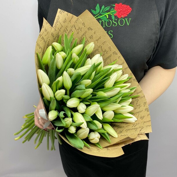 Букет из 49 белых тюльпанов, артикул F1269956 - 10490 рублей, доставка по городу. Flawery - доставка цветов