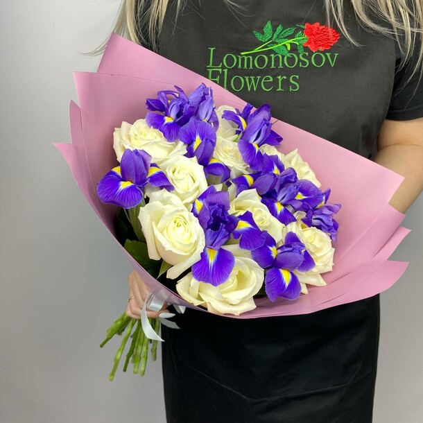 Букет из белых роз и ирисов, артикул F1277121 - 3990 рублей, доставка по городу. Flawery - доставка цветов