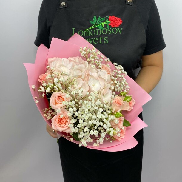Букет из гортензии, розы и гипсофилы, артикул F1314793 - 3490 рублей, доставка по городу. Flawery - доставка цветов