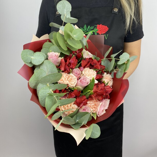 Букет из альстромерий, роз и гвоздик, артикул F1324499 - 4901 рублей, доставка по городу. Flawery - доставка цветов