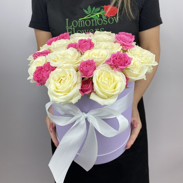 Шляпная коробка из белых роз и розовых кустовых роз, артикул F1324503 - 4990 рублей, доставка по городу. Flawery - доставка цветов