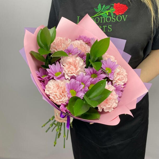 Букет из гвоздик и хризантем, артикул F1324507 - 3801 рублей, доставка по городу. Flawery - доставка цветов