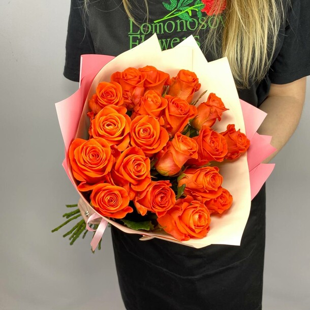 Букет из 19 коралловых роз, артикул F1385750 - 4490 рублей, доставка по городу. Flawery - доставка цветов