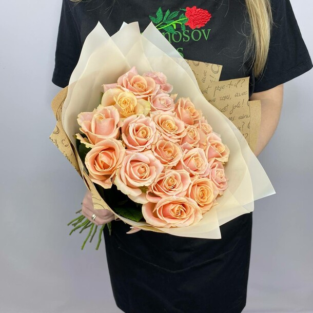 Букет из 19 бежевых роз, артикул F1386325 - 4490 рублей, доставка по городу. Flawery - доставка цветов