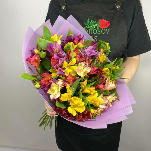 Микс из 15 альстромерий (монобукет), артикул F1386328 - 3390 рублей, доставка по городу. Flawery - доставка цветов