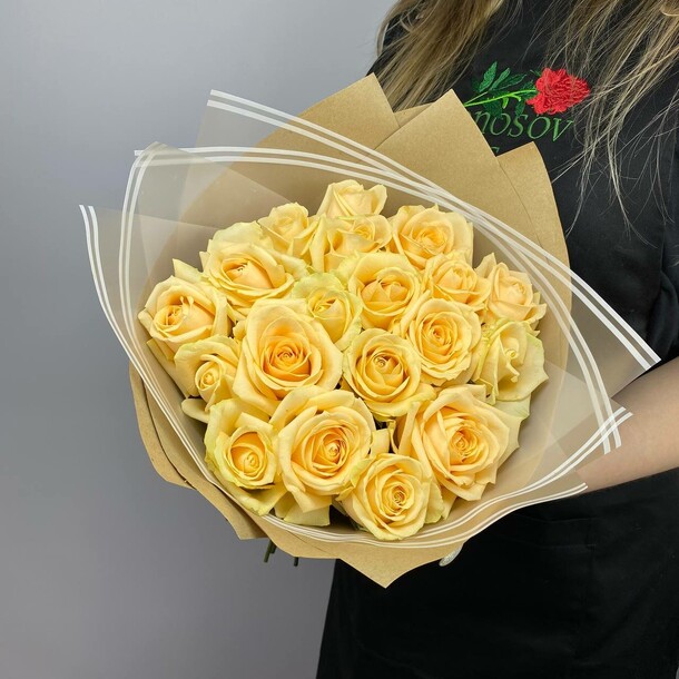 Букет из 19 кремовых роз, артикул F1386910 - 4490 рублей, доставка по городу. Flawery - доставка цветов