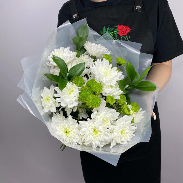 Букет из хризантем и листьев рускуса, артикул F1386913 - 2990 рублей, доставка по городу. Flawery - доставка цветов