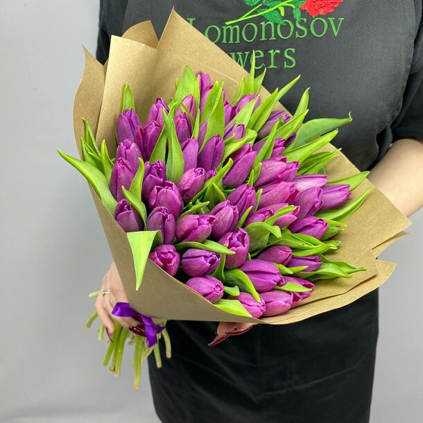 Букет из 49 фиолетовых тюльпанов, артикул F1387539 - 10490 рублей, доставка по городу. Flawery - доставка цветов