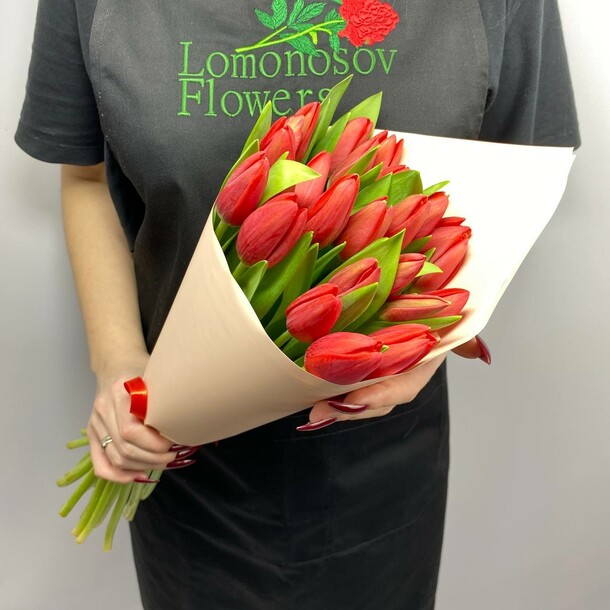Букет из 25 красных тюльпанов, артикул F1387545 - 5490 рублей, доставка по городу. Flawery - доставка цветов