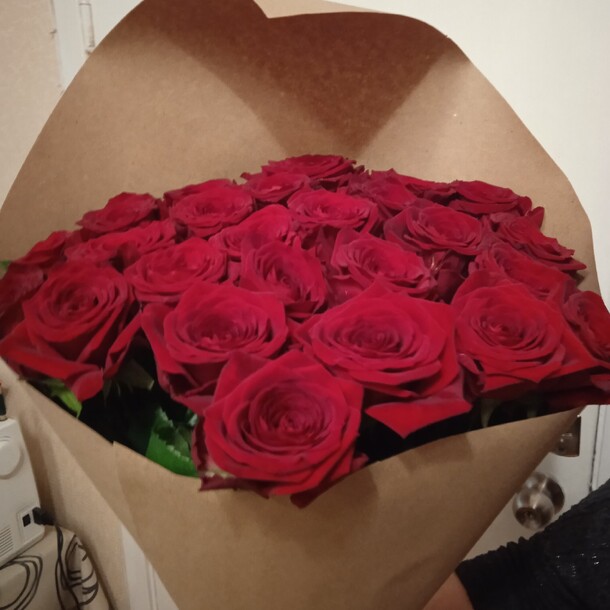 Букет из 25 роз премиум класса ред наоми, артикул F1096682 - 9400 рублей, доставка по городу. Flawery - доставка цветов