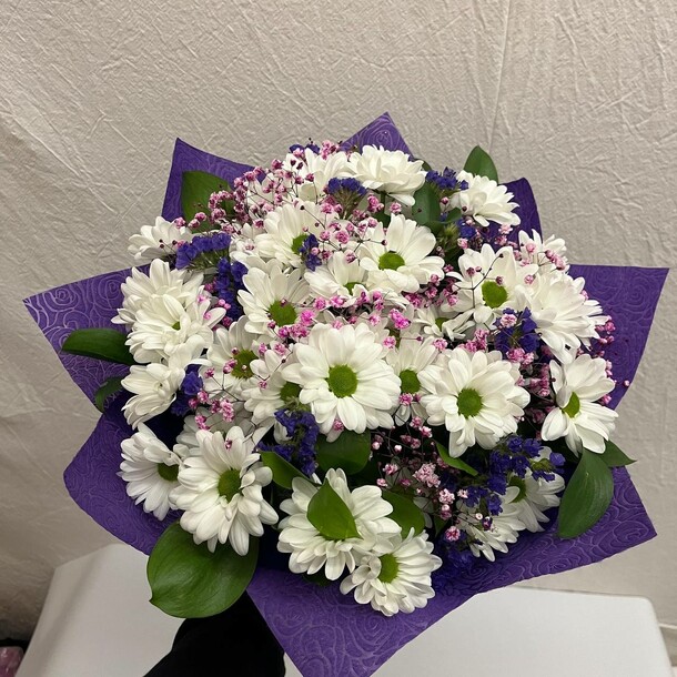 Букет из хризантемы, статицы и гипсофилы "трям", артикул F1166797 - 4950 рублей, доставка по городу. Flawery - доставка цветов