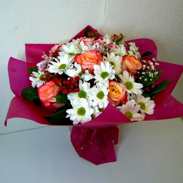 Букет из розы, хризантемы и гипсофилы "кабарет", артикул F1174535 - 6900 рублей, доставка по городу. Flawery - доставка цветов