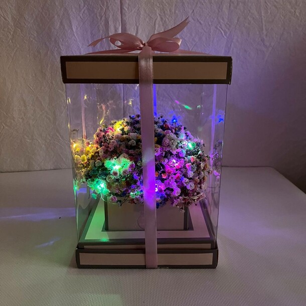 Светящийся букет радужная гипсофила в подарочной коробке 16х23, артикул F1182824 - 3750 рублей, доставка по городу. Flawery - доставка цветов