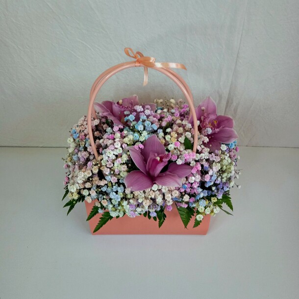 Сумочка с орхидеей и гипсофилой, артикул F1194988 - 4050 рублей, доставка по городу. Flawery - доставка цветов