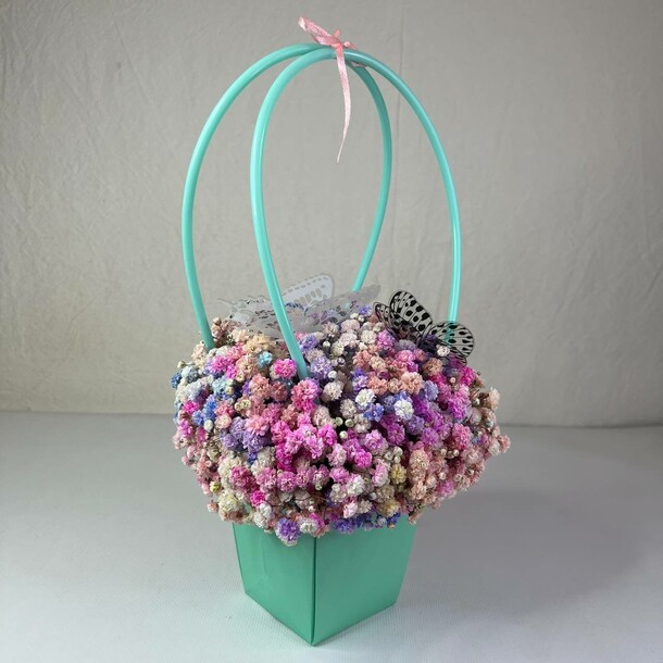 Радужная гипсофила в сумочке бабочка 2.0, артикул F1199145 - 2250 рублей, доставка по городу. Flawery - доставка цветов