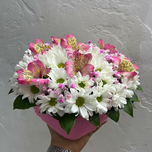 Букет из хризантемы и альстромерии "цветущее сердце", артикул F1200136 - 3750 рублей, доставка по городу. Flawery - доставка цветов