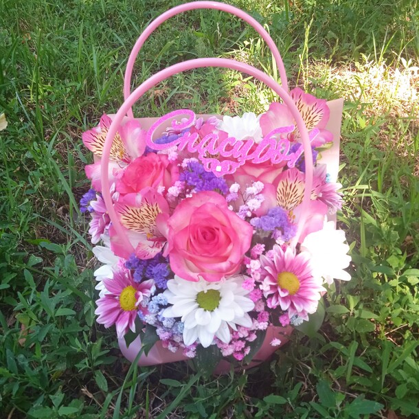 Букет сумочка цветов с топером, артикул F1201087 - 2700 рублей, доставка по городу. Flawery - доставка цветов