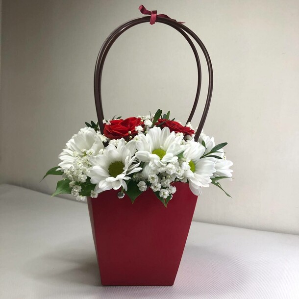 Сумочка с цветами "эсмиральда", артикул F1216899 - 2100 рублей, доставка по городу. Flawery - доставка цветов