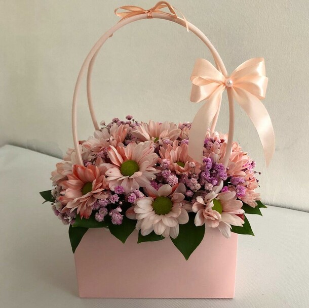 Букет в сумочке "нежный персик", артикул F1216901 - 2700 рублей, доставка по городу. Flawery - доставка цветов