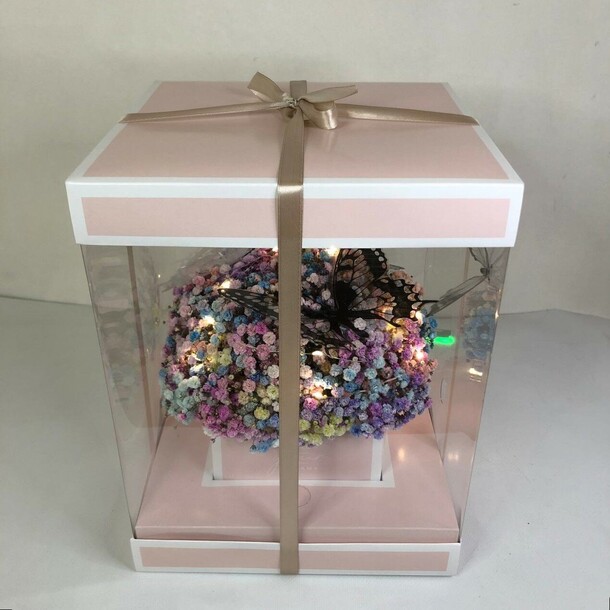 Композиция из радужной гипсофилы с гирляндой в подарочной коробке "бабочки", артикул F1216902 - 4350 рублей, доставка по городу. Flawery - доставка цветов