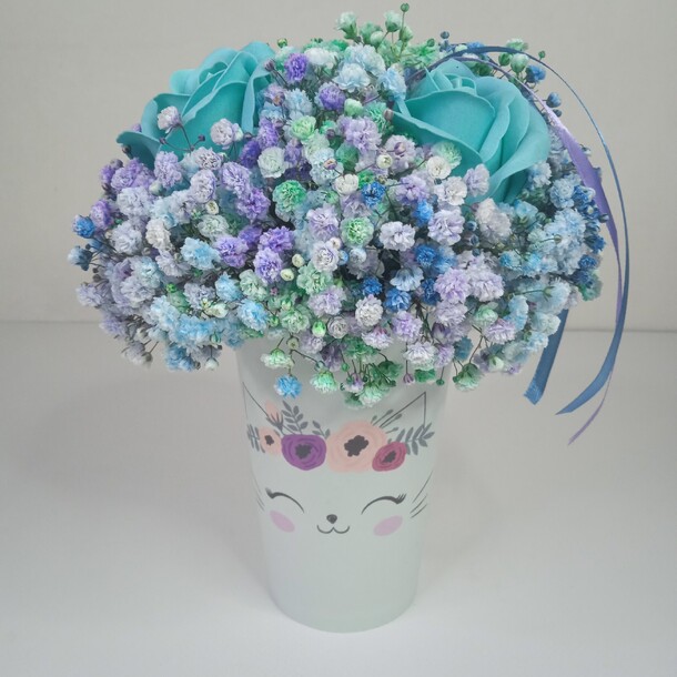 Гипсофила и мыльная роза в стаканчике бирюзовый кот, артикул F1228368 - 1800 рублей, доставка по городу. Flawery - доставка цветов