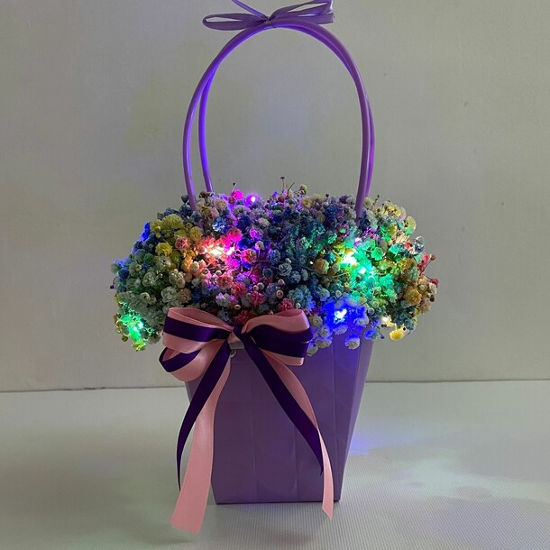 Светящаяся композиция из гипсофилы в сумочке фуксия, артикул F1230846 - 2850 рублей, доставка по городу. Flawery - доставка цветов