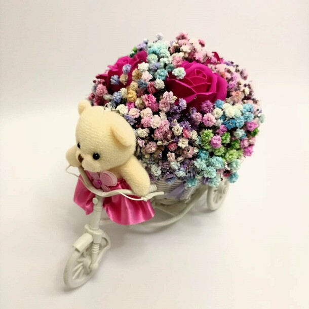 Радужная гипсофила с мыльной розой в кашпо велосипед с игрушкой, артикул F1247962 - 1950 рублей, доставка по городу. Flawery - доставка цветов