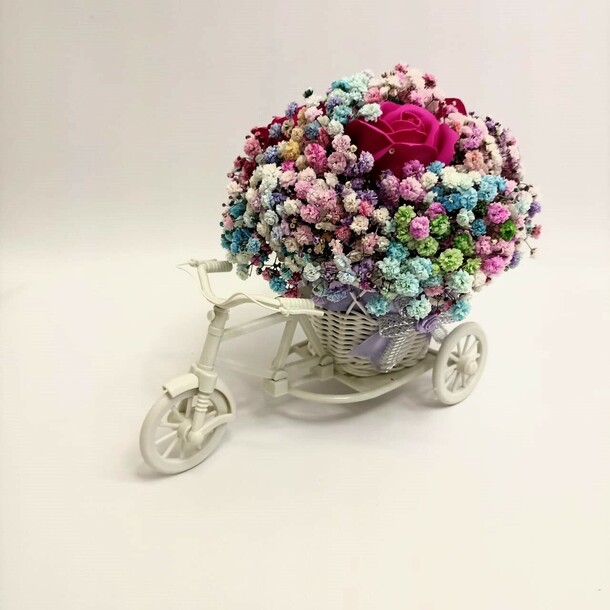 Радужная гипсофила с мыльной розой в кашпо велосипед, артикул F1247963 - 1800 рублей, доставка по городу. Flawery - доставка цветов