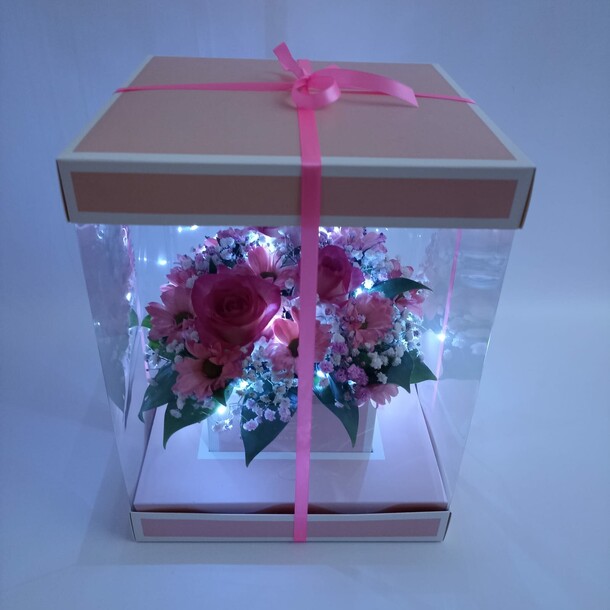 Букет из розы и хризантемы с гирляндой в подарочной коробке, артикул F1247964 - 4350 рублей, доставка по городу. Flawery - доставка цветов