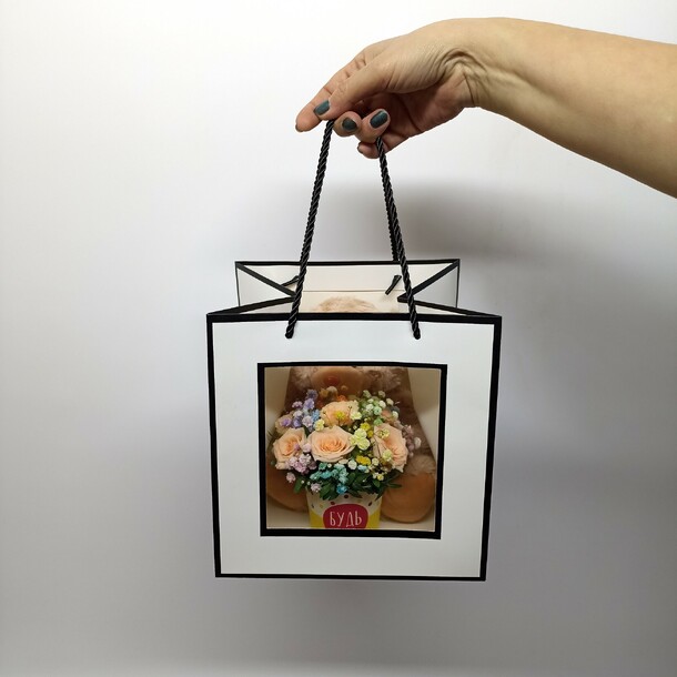 Сумочка с букетом и плюшевым мишкой, артикул F1269878 - 2700 рублей, доставка по городу. Flawery - доставка цветов