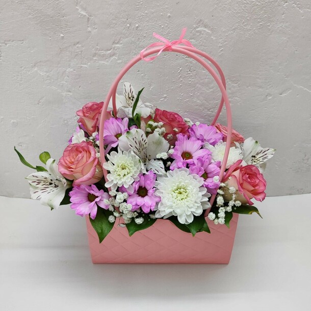 Букет в сумочке "светлана", артикул F1272887 - 3300 рублей, доставка по городу. Flawery - доставка цветов