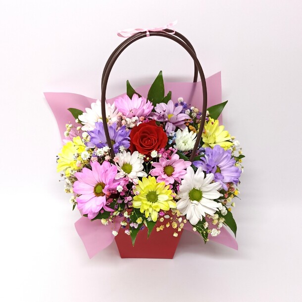 Сумочка с цветами комплимент 3, артикул F1284773 - 1800 рублей, доставка по городу. Flawery - доставка цветов