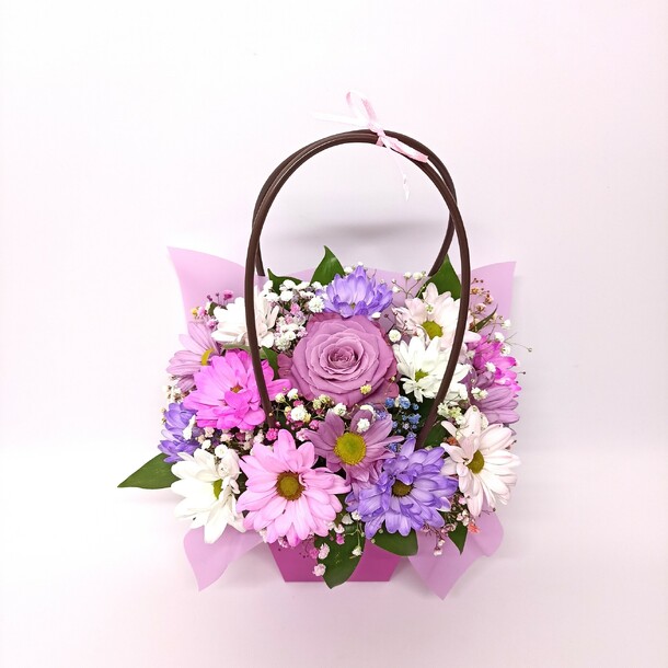 Сумочка с цветами комплимент 1, артикул F1284777 - 1800 рублей, доставка по городу. Flawery - доставка цветов