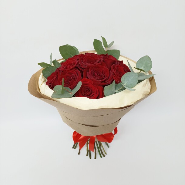 Букет 15 роз с эвкалиптом в крафте, артикул F1340026 - 5250 рублей, доставка по городу. Flawery - доставка цветов