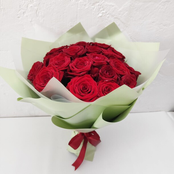 Букет 19 роз в дизайнерской упаковке, артикул F1348896 - 6000 рублей, доставка по городу. Flawery - доставка цветов