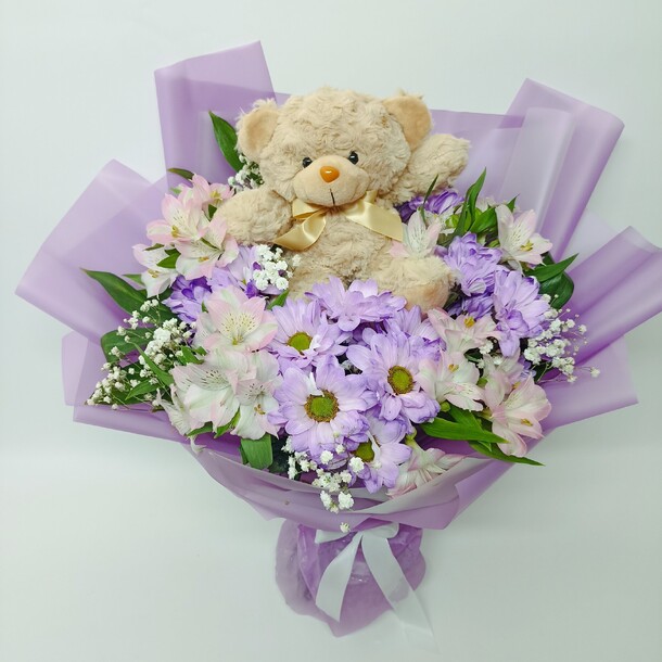 Букет с игрушкой мишутка 2.0, артикул F1348930 - 4500 рублей, доставка по городу. Flawery - доставка цветов