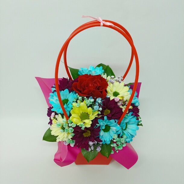 Сумочка с цветами комплимент 6, артикул F1348932 - 1800 рублей, доставка по городу. Flawery - доставка цветов