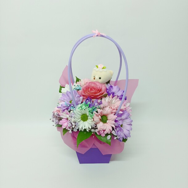 Композиция из розы, хризантемы и гипсофилы цветы в сумочке с игрушкой 3, артикул F1348937 - 1950 рублей, доставка по городу. Flawery - доставка цветов