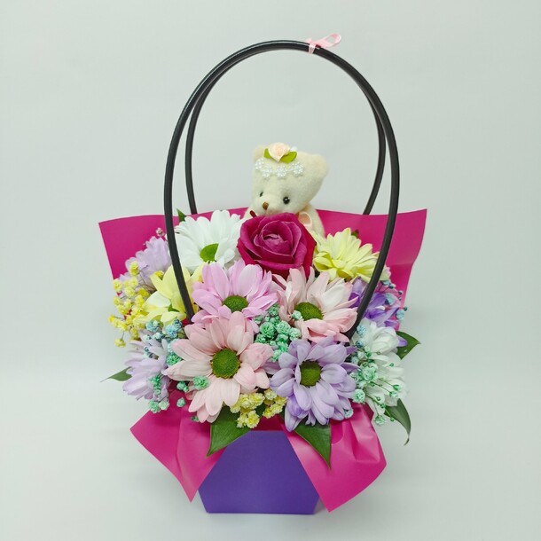Композиция из розы, хризантемы и гипсофилы цветы в сумочке с игрушкой 4, артикул F1348938 - 1950 рублей, доставка по городу. Flawery - доставка цветов