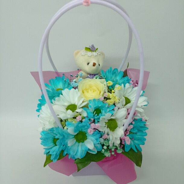 Композиция из розы, хризантемы и гипсофилы цветы в сумочке с игрушкой 6, артикул F1348965 - 1950 рублей, доставка по городу. Flawery - доставка цветов