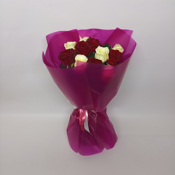 Букет 11 красных и белых роз, артикул F1398440 - 3600 рублей, доставка по городу. Flawery - доставка цветов