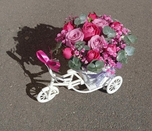 Роза миритим в кашпо велосипед, артикул F1398540 - 2550 рублей, доставка по городу. Flawery - доставка цветов