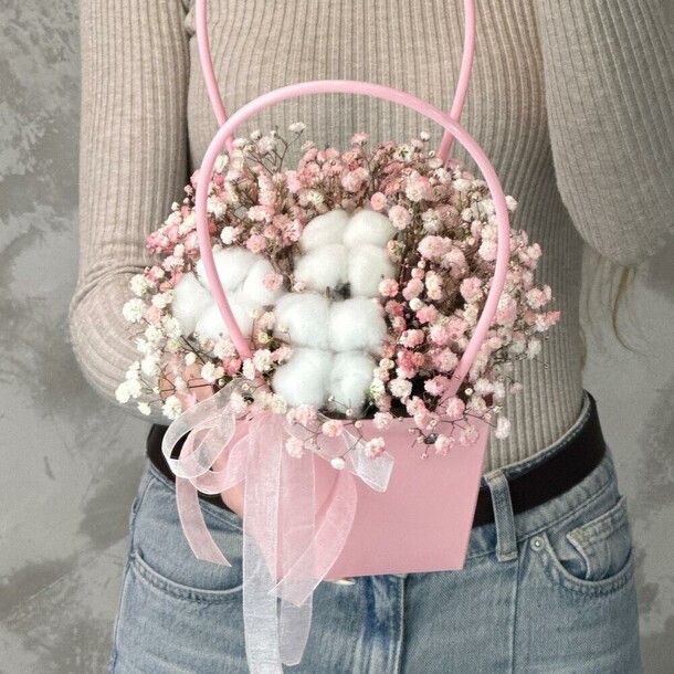 Нежная сумочка с гипсофилой и хлопком, артикул F1395398 - 3100 рублей, доставка по городу. Flawery - доставка цветов