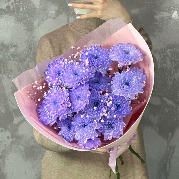 Необычный букет с фиолетово-синей хризантемой и розовой гипсофилой💜, артикул F1402150 - 4300 рублей, доставка по городу. Flawery - доставка цветов