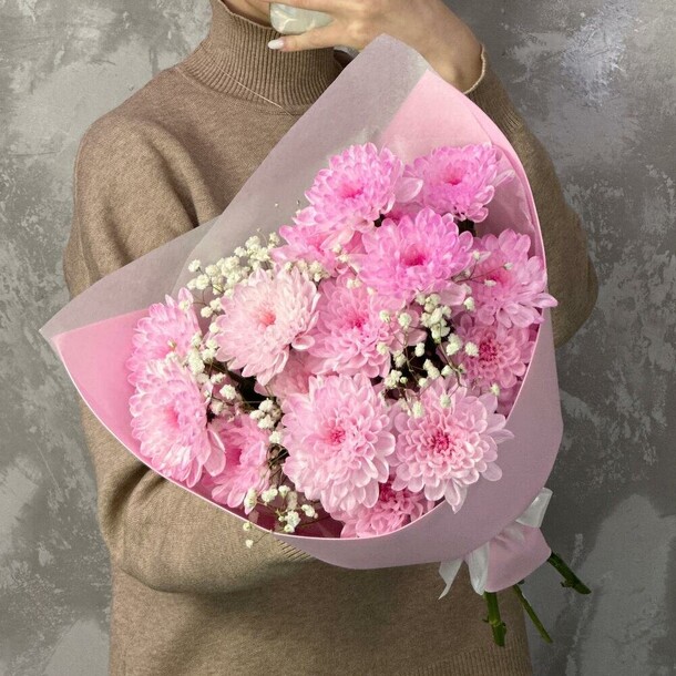 Нежные чувства💕 букет из розовых хризантем и гипсофилы, артикул F1413886 - 4300 рублей, доставка по городу. Flawery - доставка цветов