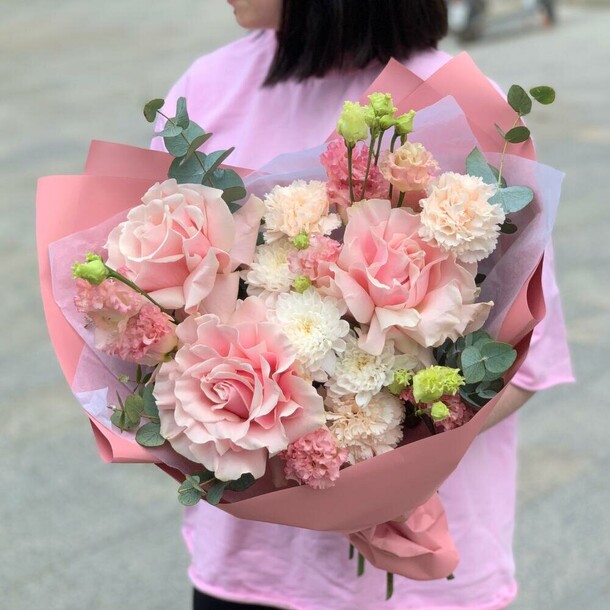 🌸 нежность утра: авторский букет с французскими розами, кустовой хризантемой, диантусами, эустомой и эвкалиптом, артикул F1421827 - 7590 рублей, доставка по городу. Flawery - доставка цветов