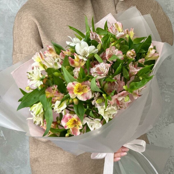 Нежный букет из 15 альстромерий🌸, артикул F1425285 - 5190 рублей, доставка по городу. Flawery - доставка цветов